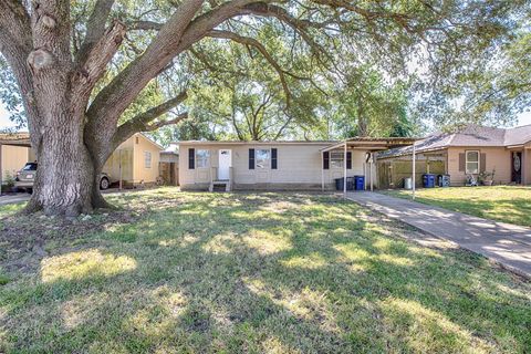 Photo of 1805 Oriole Drive, League City, TX 77573 (MLS # 39173829)