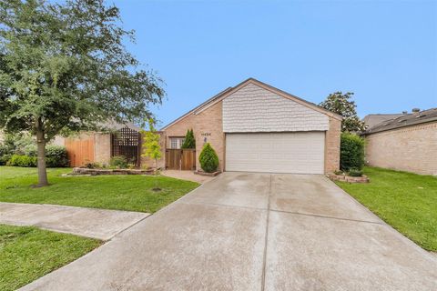 Photo of 11634 Southlake Drive, Houston, TX 77077 (MLS # 80875120)