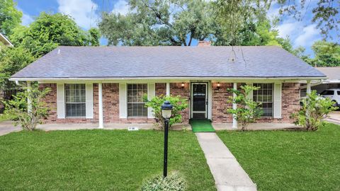 Photo of 9126 Willow Meadow Drive, Houston, TX 77031 (MLS # 17977191)