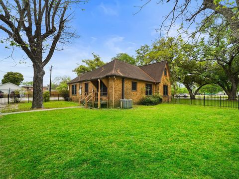 Tiny photo for 229 E Cedar Street, Angleton, TX 77515 (MLS # 58022457)