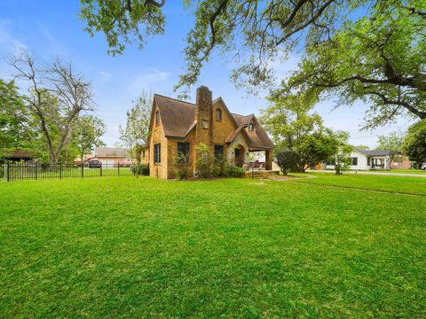 Tiny photo for 229 E Cedar Street, Angleton, TX 77515 (MLS # 58022457)