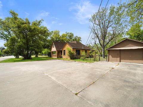 Tiny photo for 229 E Cedar Street, Angleton, TX 77515 (MLS # 58022457)