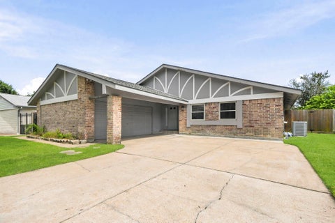 Photo of 830 Seacliff Drive, Houston, TX 77062 (MLS # 83003395)