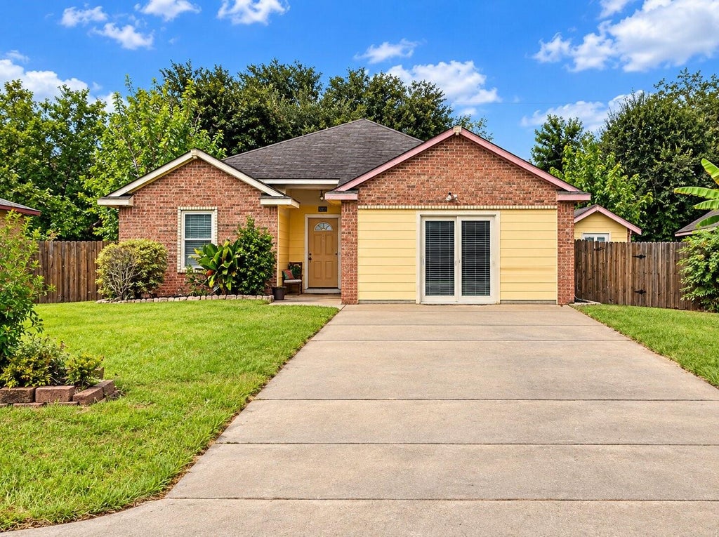 Photo of 5021 Paula Street, Houston, TX 77033 (MLS # 49879587)