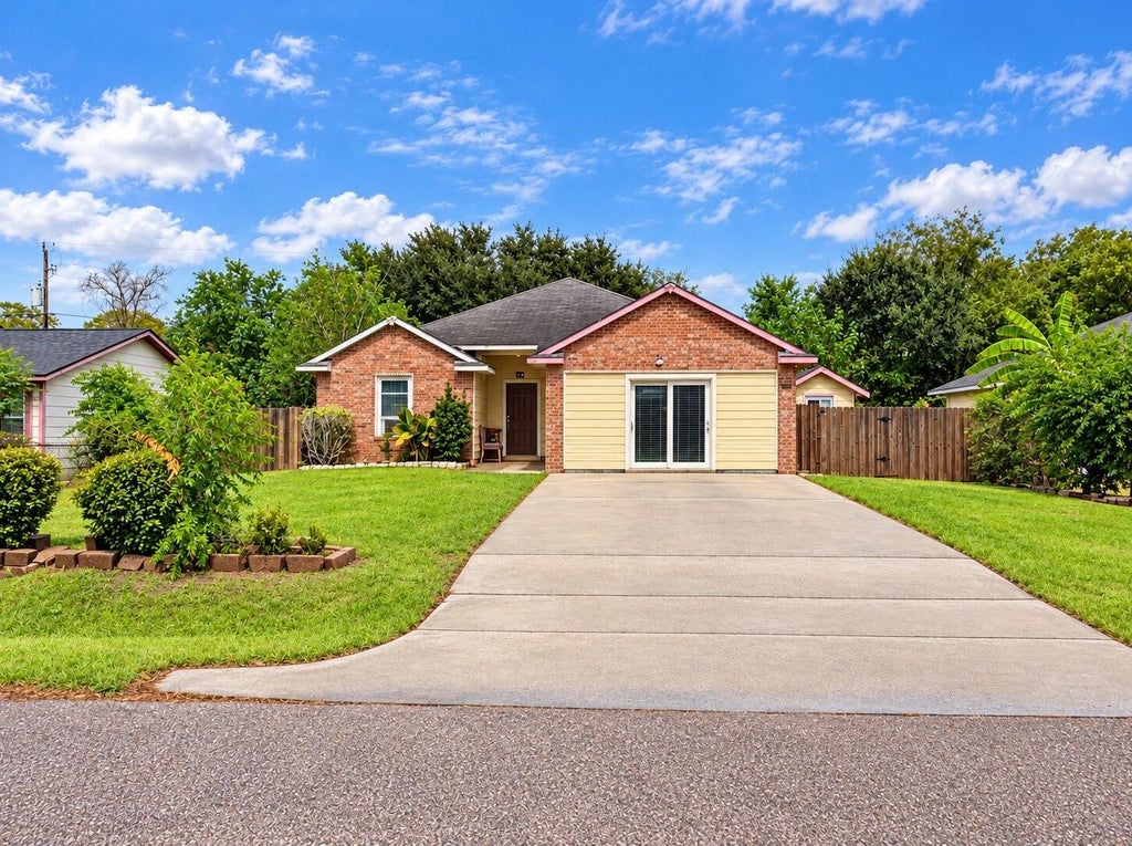 Photo of 5021 Paula Street, Houston, TX 77033 (MLS # 49879587)