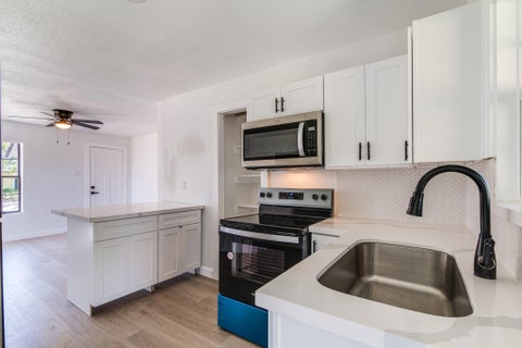 Photo of 1105 N Valderas Street, Angleton, TX 77515 (MLS # 57999858)