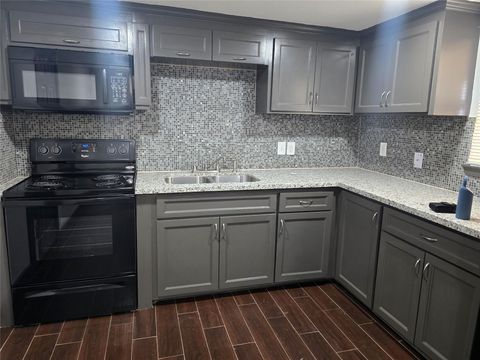 Photo of 1501 Asbury St #B, Houston, TX 77007 (MLS # 4952082)