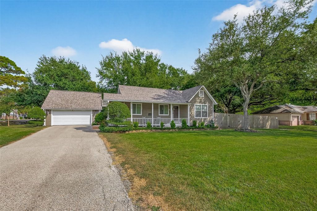 Photo of 213 N 4th Street, Highlands, TX 77562 (MLS # 94966577)