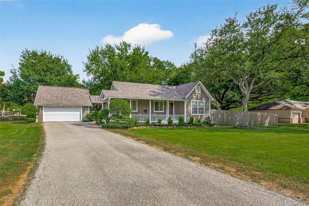 Photo of 213 N 4th Street, Highlands, TX 77562 (MLS # 94966577)