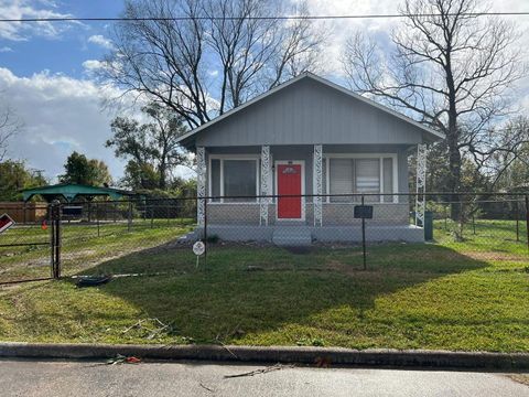 Photo of 1030 Sherman Street, Beaumont, TX 77701 (MLS # 21345131)