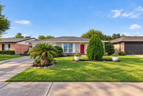 Homes For Sale - 5106 Ridge Manor Drive Dr<br/> Houston, TX 77053
