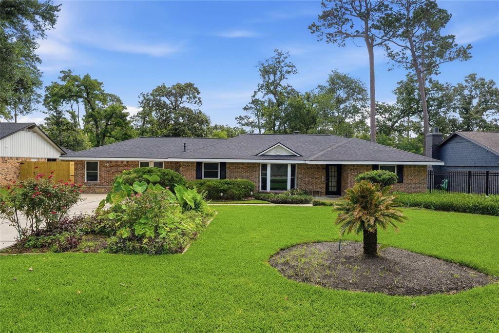 Photo of 1302 Chestnut Ridge Road, Houston, TX 77339 (MLS # 31611177)