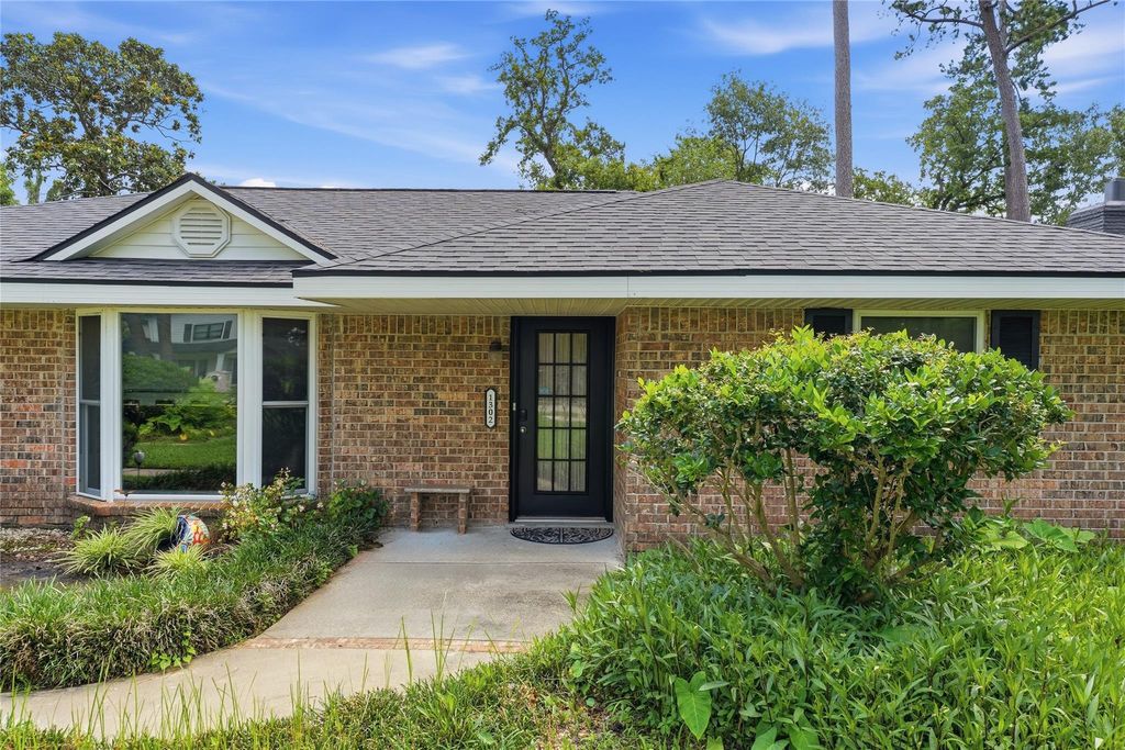 Photo of 1302 Chestnut Ridge Road, Houston, TX 77339 (MLS # 31611177)