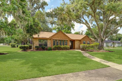 Photo of 131 Lily Street, Lake Jackson, TX 77566 (MLS # 47941715)