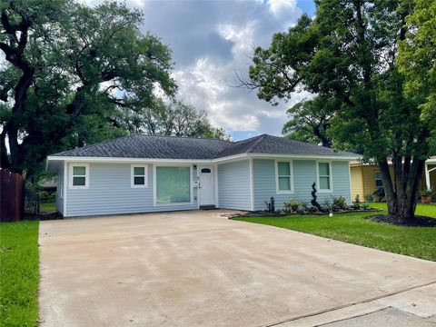 Photo of 244 Caladium Street, Lake Jackson, TX 77566 (MLS # 33287294)