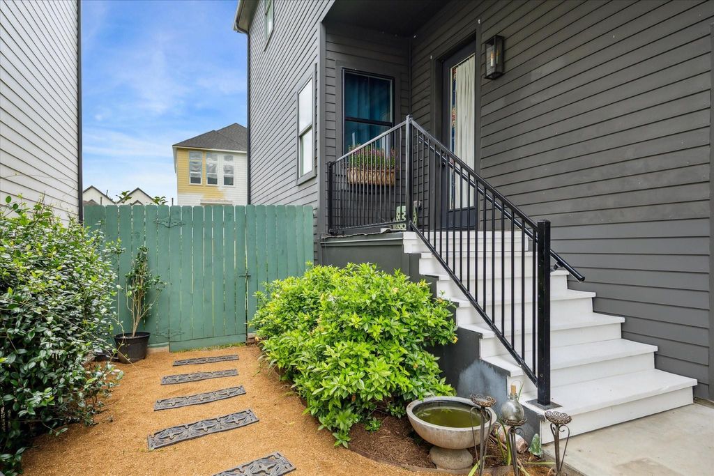 Photo of 810 E 39th Street, Houston, TX 77022 (MLS # 69834179)