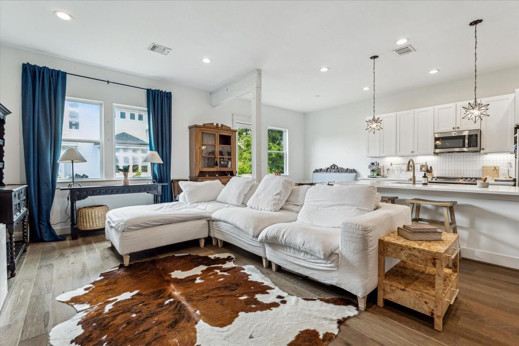 Photo of 810 E 39th Street, Houston, TX 77022 (MLS # 69834179)