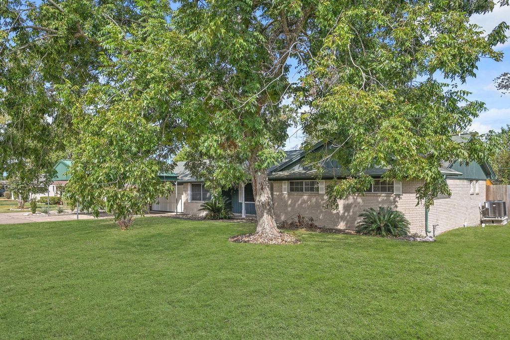 Photo of 217 Pine Oak Drive, Highlands, TX 77562 (MLS # 48729214)