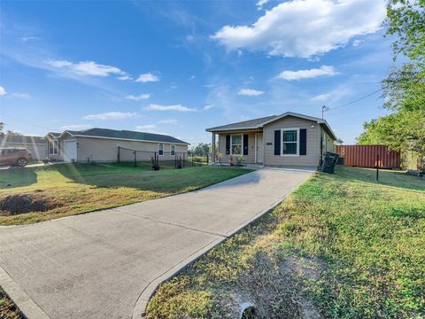 Photo of 1315 Sam St, El Campo, TX 77437 (MLS # 31901326)