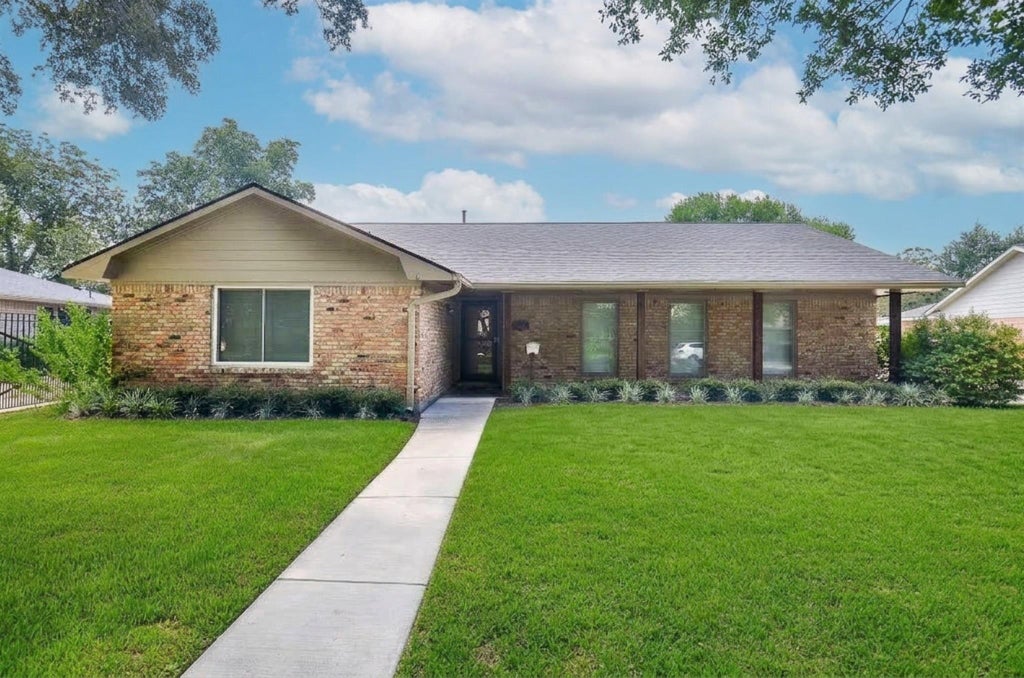Photo of 5127 Hummingbird Street, Houston, TX 77035 (MLS # 89985846)