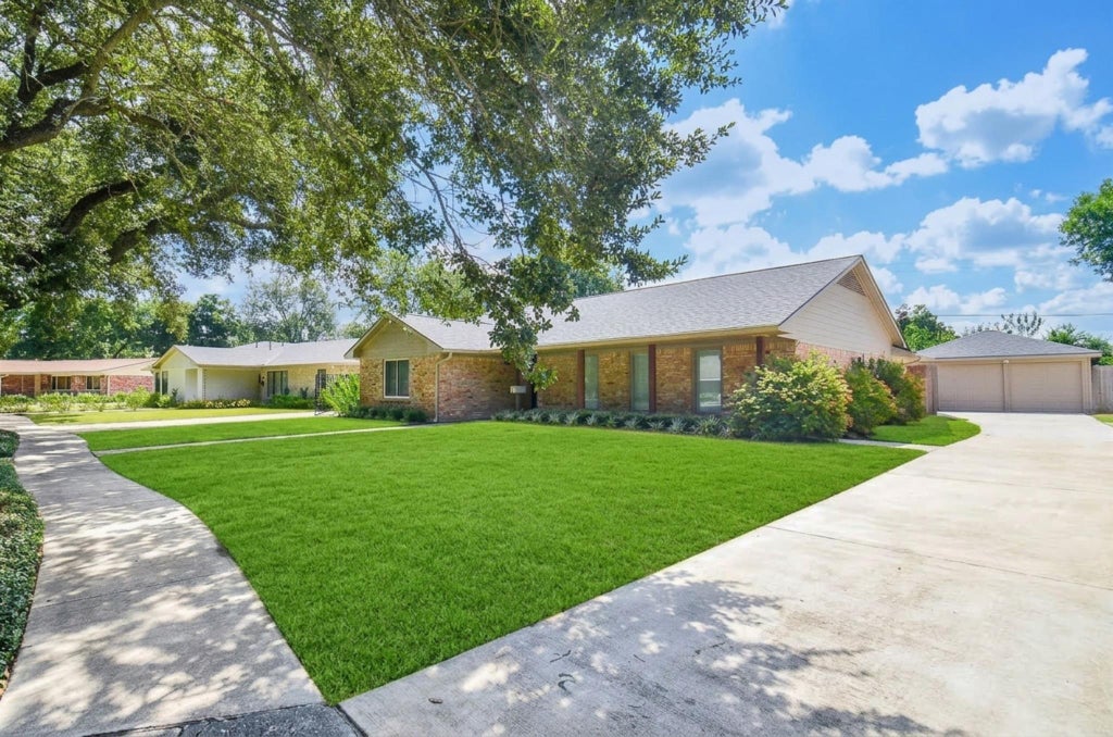 Photo of 5127 Hummingbird Street, Houston, TX 77035 (MLS # 89985846)