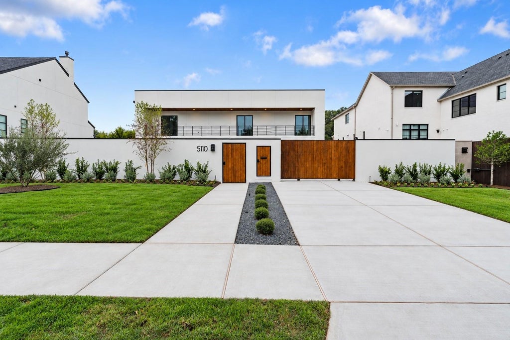 Photo of 5110 Glenmeadow Drive, Houston, TX 77096 (MLS # 73243040)