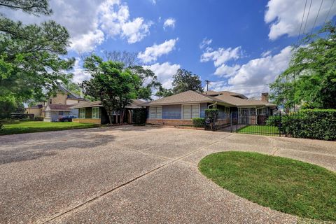 Photo of 4002 Portsmouth Avenue, Houston, TX 77027 (MLS # 75182938)
