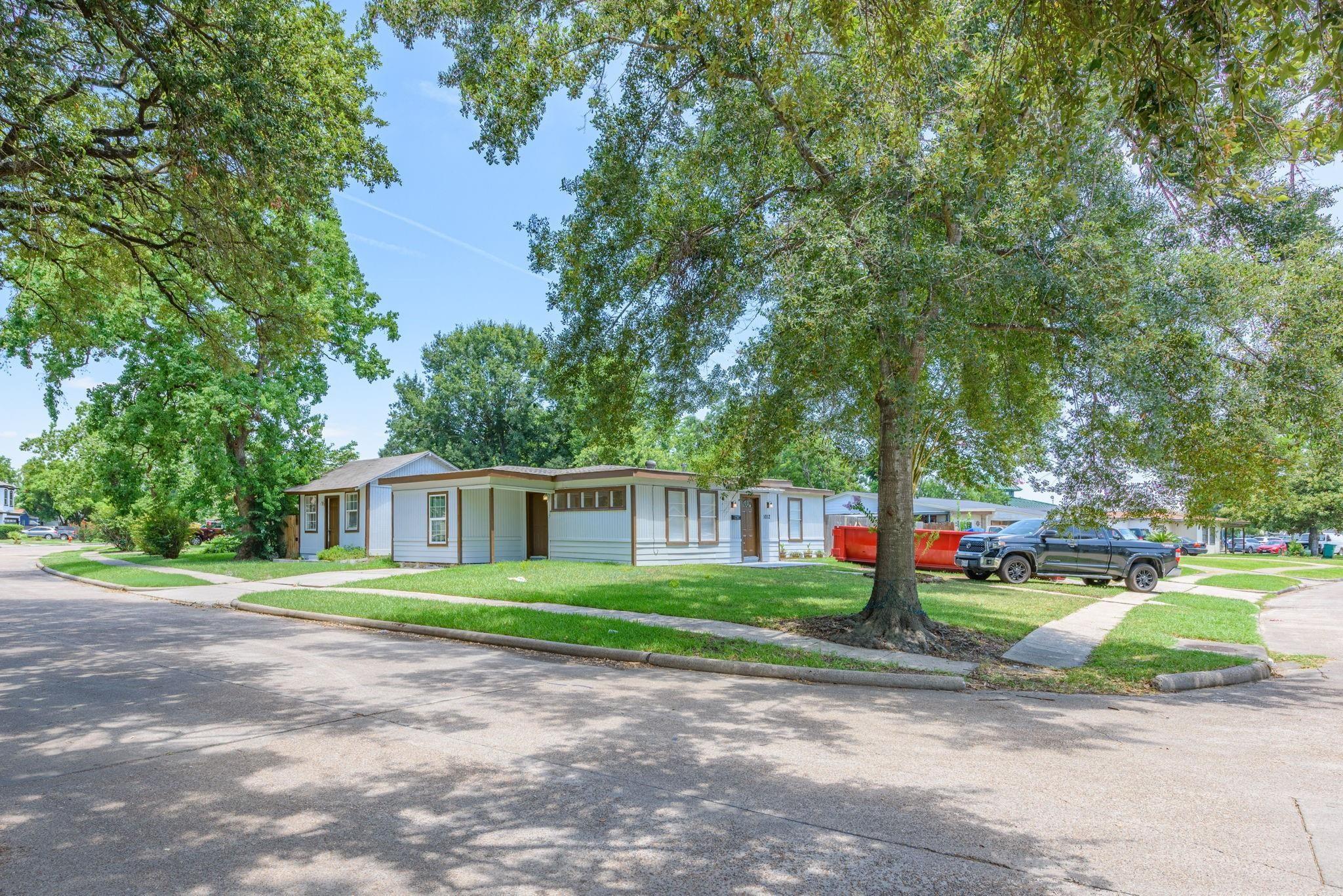 1012 W Hart Avenue