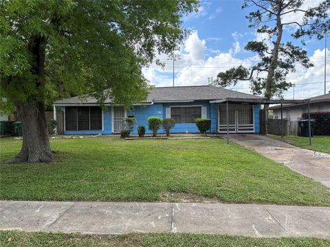 Photo of 5914 Ridgeway Drive, Houston, TX 77033 (MLS # 4489916)