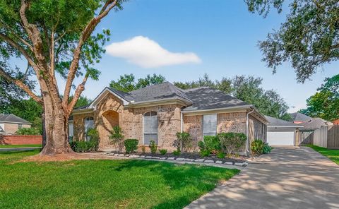 Photo of 2503 Falcon Ridge Street, Pearland, TX 77584 (MLS # 61472366)