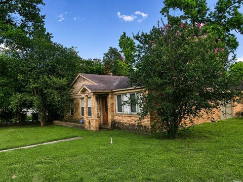 Homes For Sale - 8402 Darlington Drive<br/> Houston, TX 77028