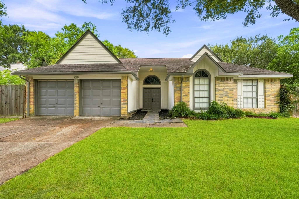 Photo of 1019 Margate Court, Pearland, TX 77584 (MLS # 77430140)