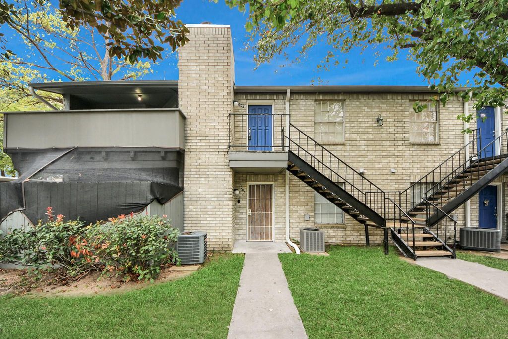 Photo of 9700 Leawood Boulevard #1002, Houston, TX 77099 (MLS # 98834549)