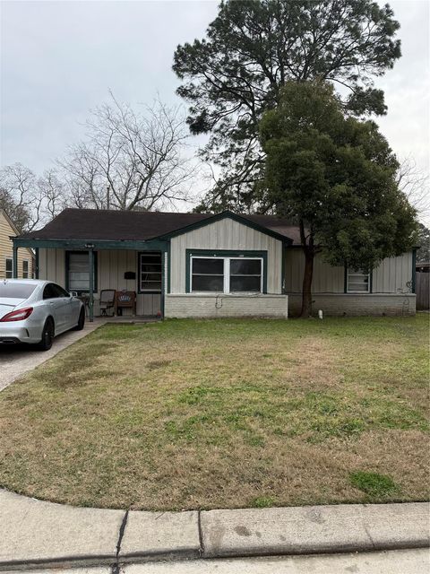 Photo of 502 N Circle Drive, Baytown, TX 77520 (MLS # 70209736)