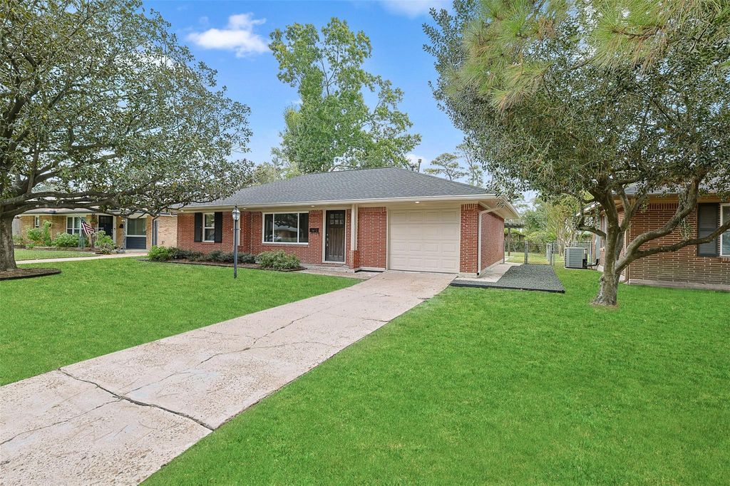 Photo of 2015 Woodcrest Drive, Houston, TX 77018 (MLS # 45216605)