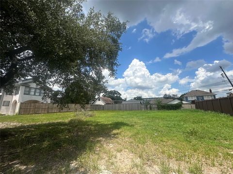 Photo of 1648 Richmond Avenue, Houston, TX 77006 (MLS # 64168095)