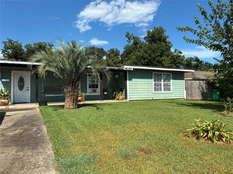 Photo of 1008 Polly Street, Baytown, TX 77520 (MLS # 66046420)
