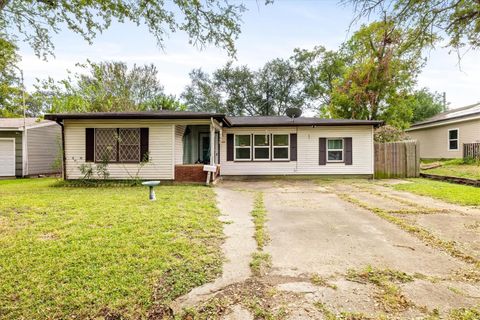 Photo of 423 Grafton Street, La Marque, TX 77568 (MLS # 86355597) Photo of 423 Grafton Street, La Marque, TX 77568 (MLS # 86355597)