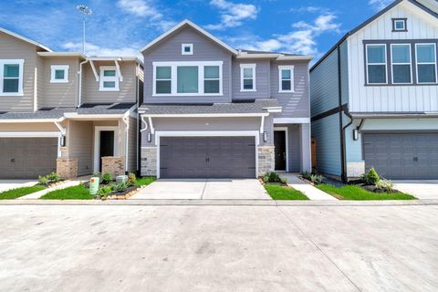 Photo of 2721 Brown Lake Street, Houston, TX 77008 (MLS # 41049505)