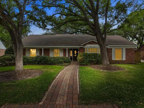 Homes For Sale - 606 Forest Lake Drive<br/> Seabrook, TX 77586