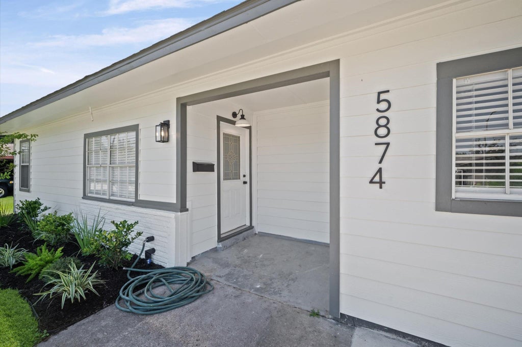 Photo of 5874 Belneath Street, Houston, TX 77033 (MLS # 31491708)