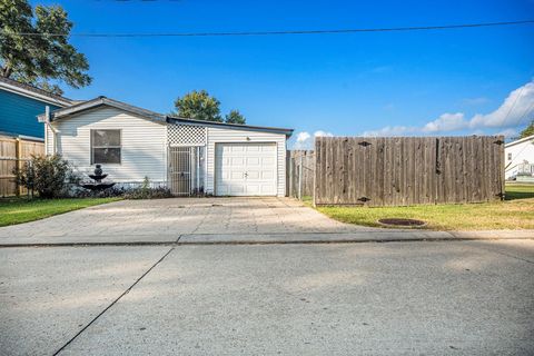 Photo of 3110 Bay Oaks Harbor Drive, Baytown, TX 77523 (MLS # 76877318)