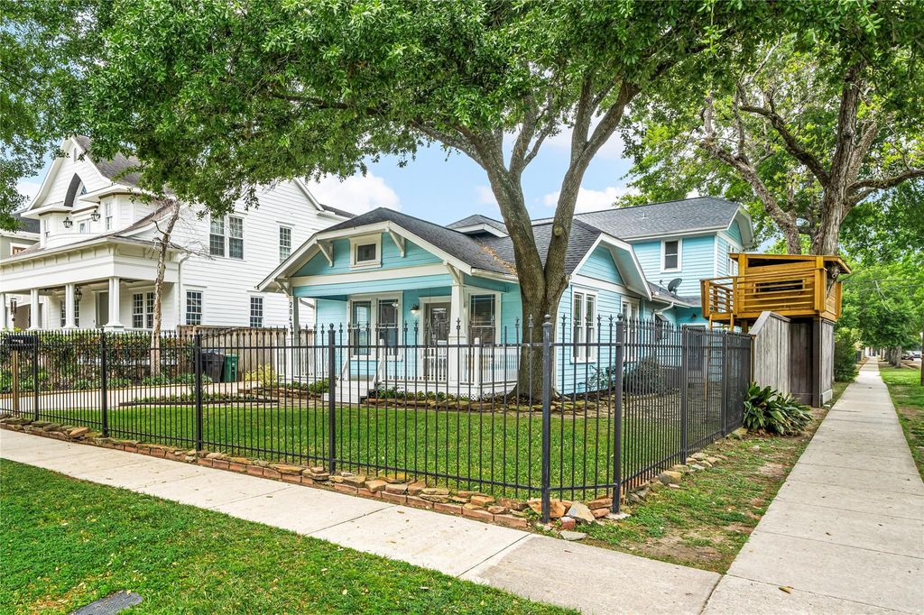 Photo of 2047 Harvard Street, Houston, TX 77008 (MLS # 57839343)