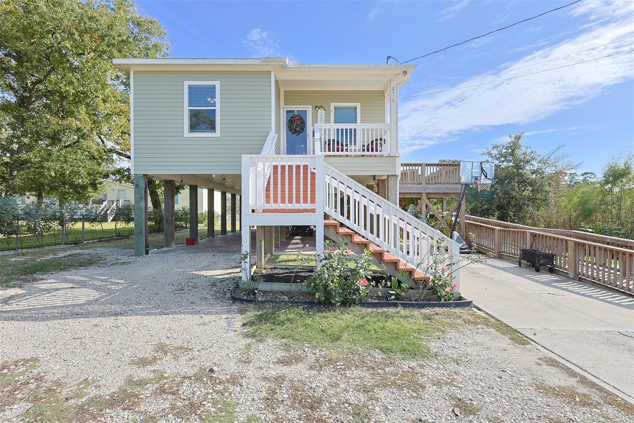 9810 Oak Leaf Drive
