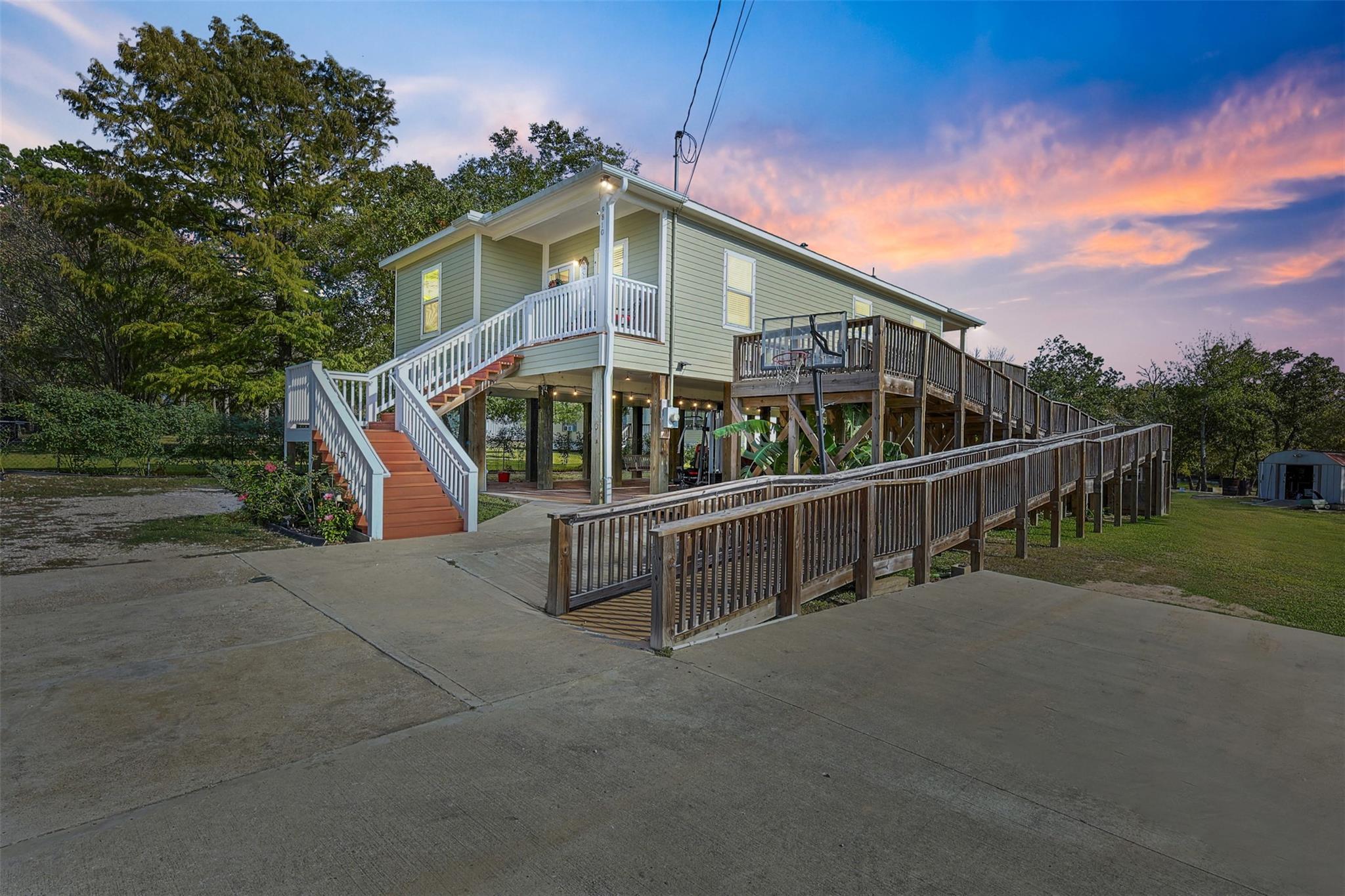 9810 Oak Leaf Drive
