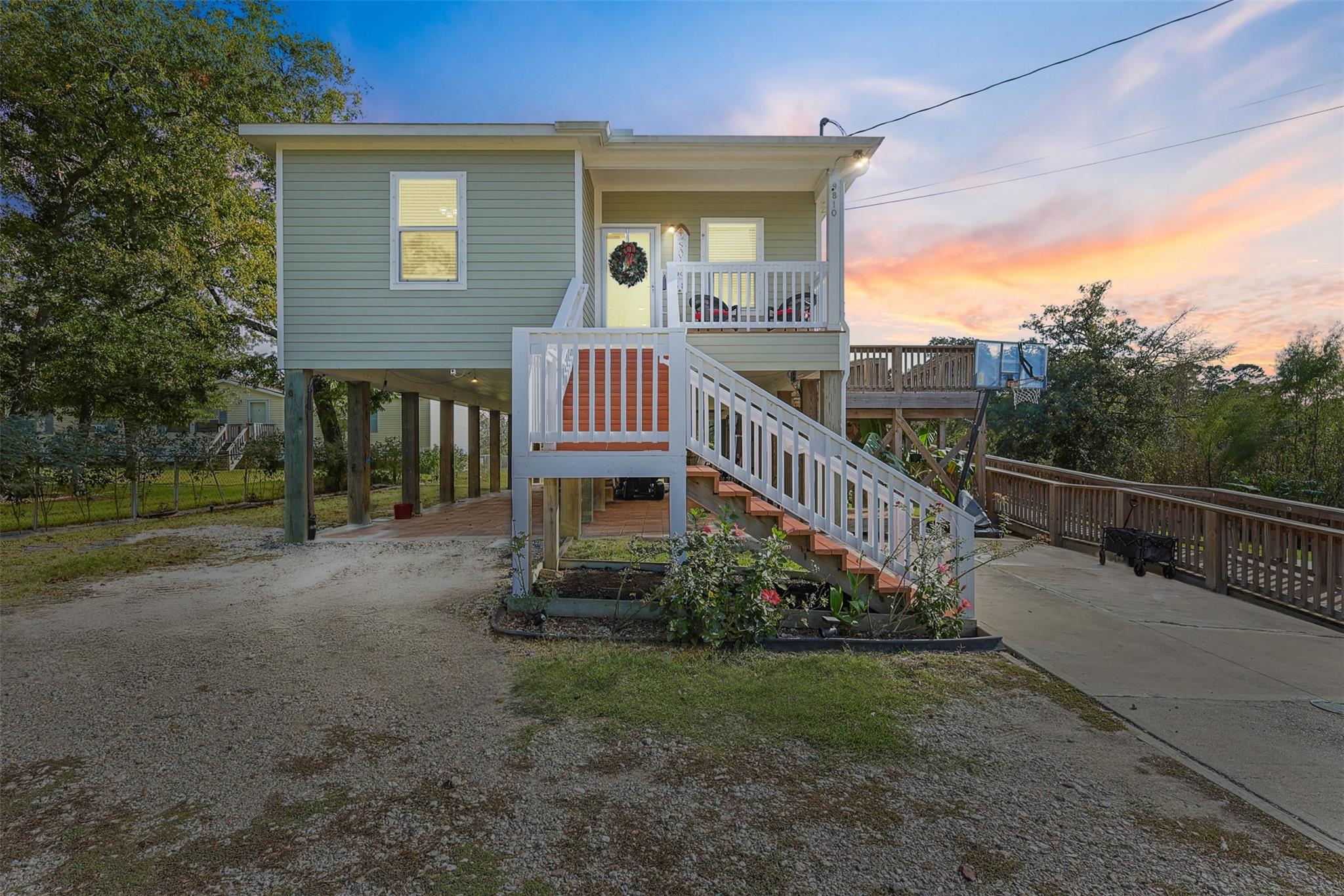 9810 Oak Leaf Drive