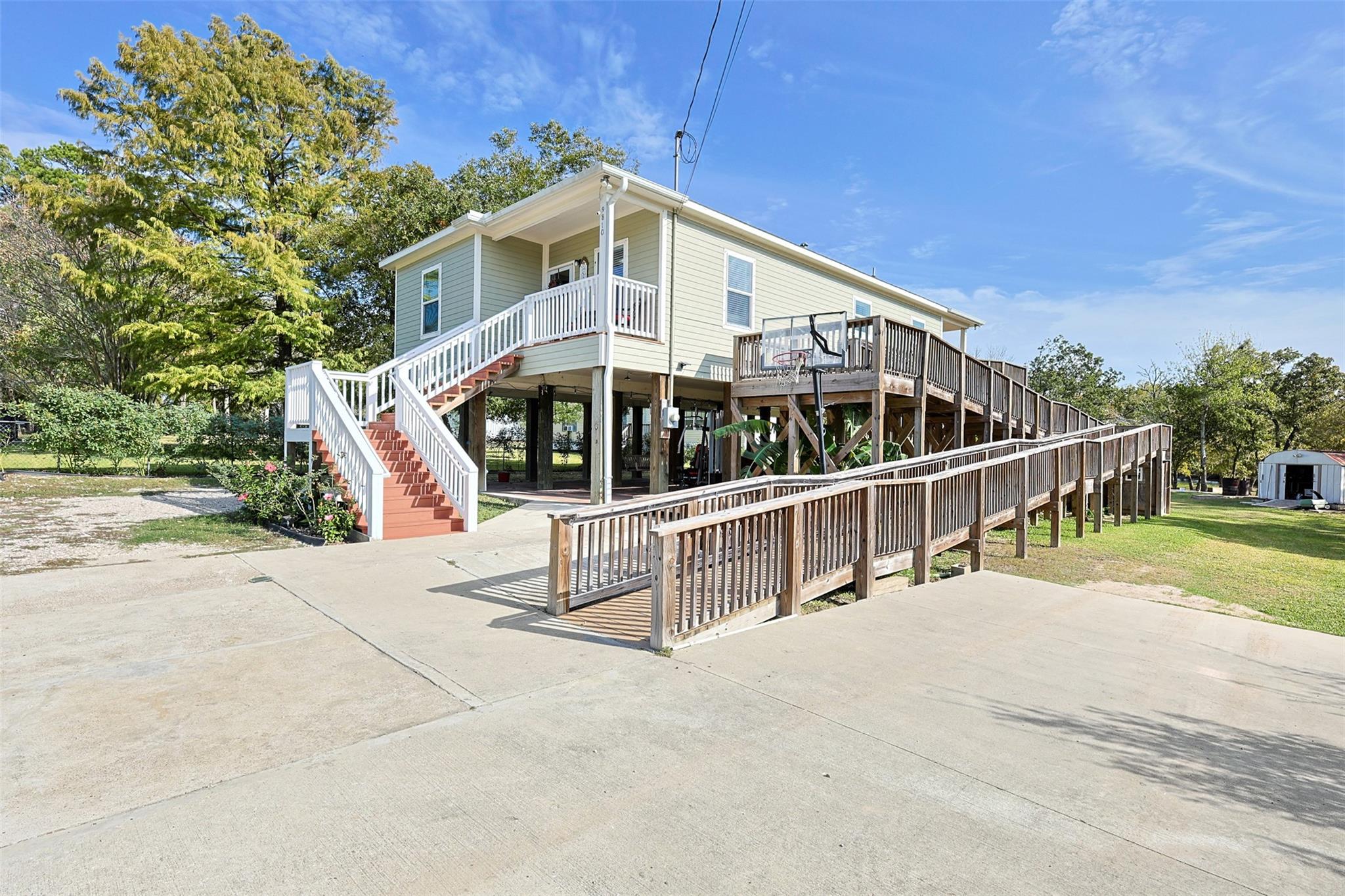 9810 Oak Leaf Drive