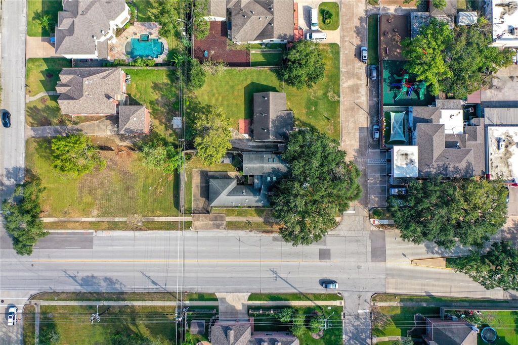 Photo of 5008 Locust Street, Bellaire, TX 77401 (MLS # 95938729)