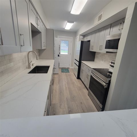Condo For Sale - 5210 Arboles Drive #B1<br/> Houston, TX 77035