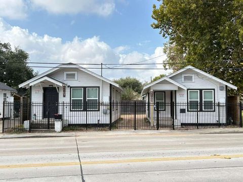Photo of 6107 N Main St St, Houston, TX 77008 (MLS # 83793665)